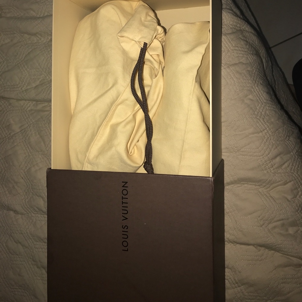 Louis Vuitton - Picture 3 of 6